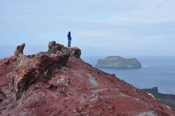 Admirando a magnífica e grandiosa paisagem do cume do vulcão Eldfell, na ilha de Heimaey, no sul da Islândia